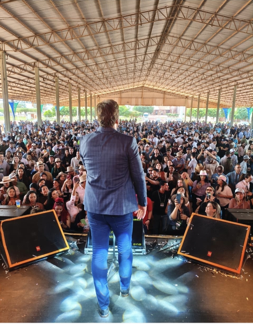 Leo Chaves diante do público