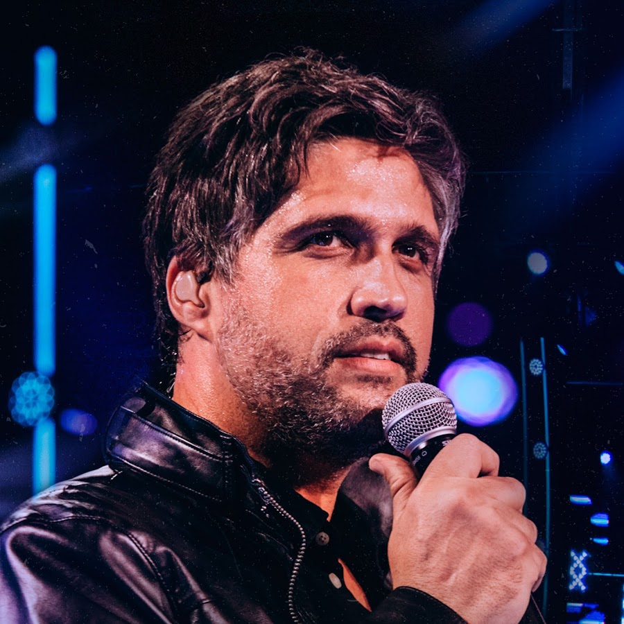 Leo Chaves no palco com microfone