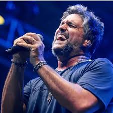 Leo Chaves cantando
